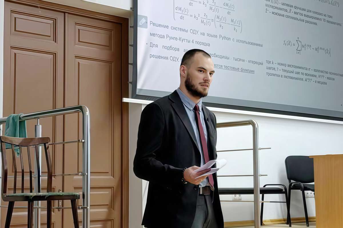 Выпускник аспирантуры ВШПМиВФ защитил кандидатскую диссертацию